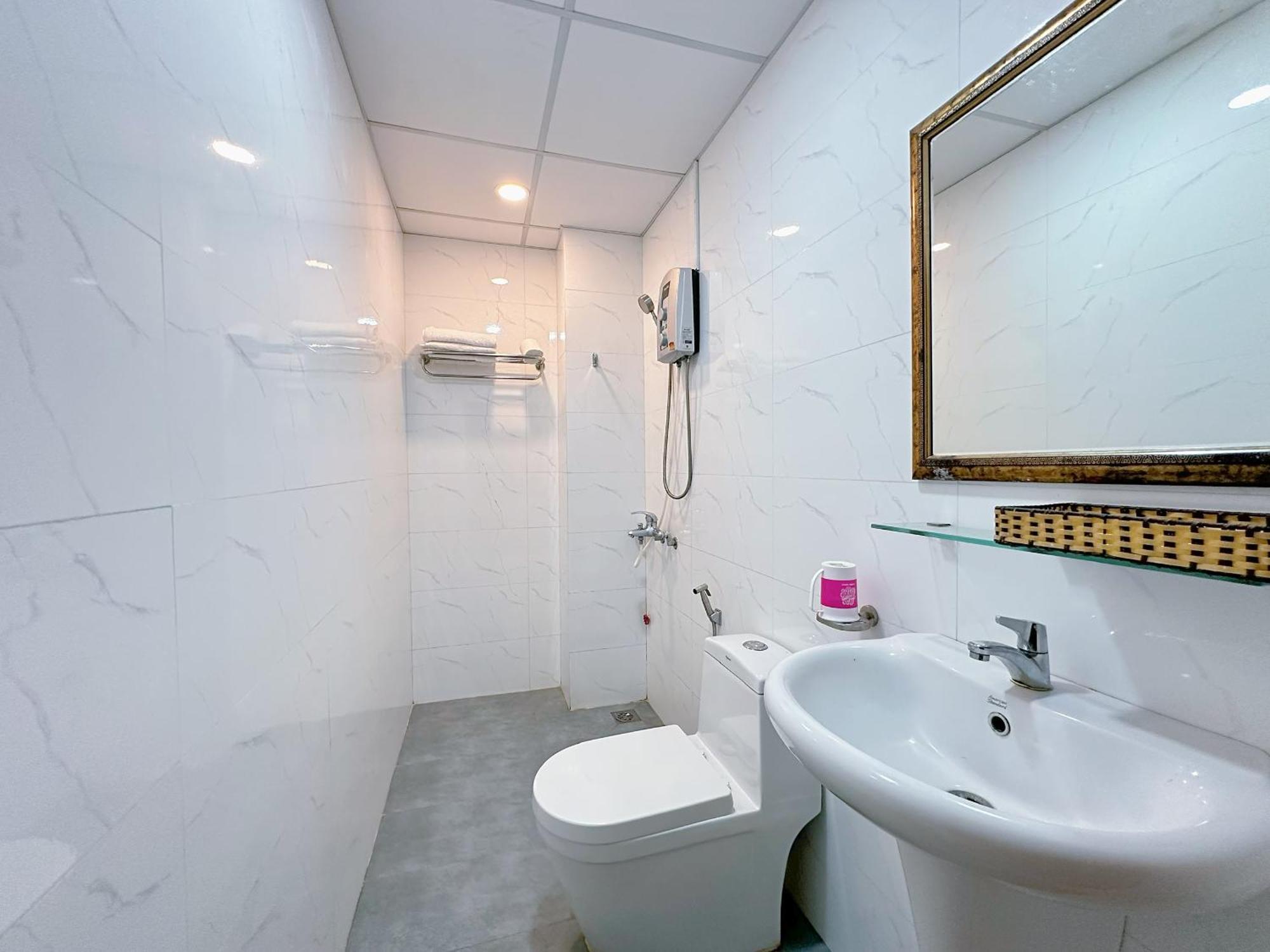 Luan Vu Hotel - Bui Vien Walking Street Ho Chi Minh City Exterior photo